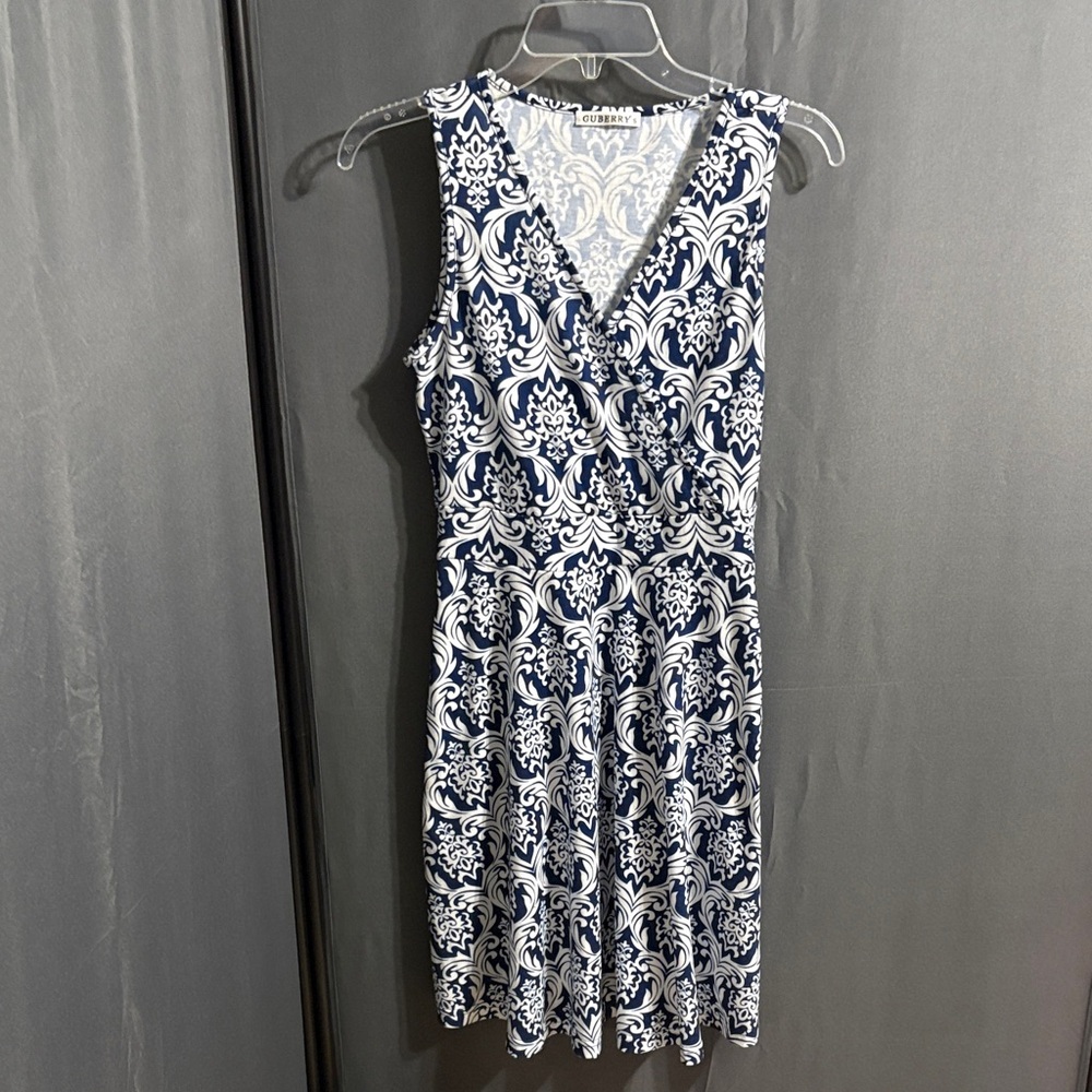 Guberry Sundress SZ SM This is an Elegant Blue and White Dress with Pockets.
